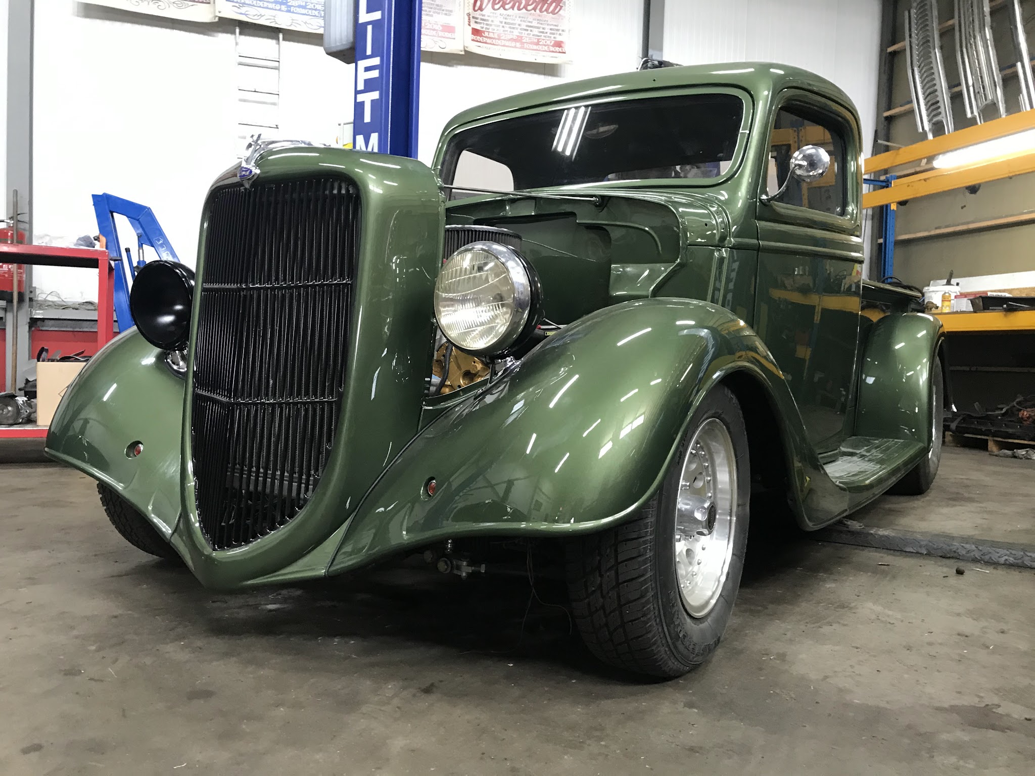 Groene klassieke pickup in de werkplaats